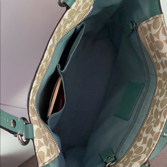 Coach medium Tote - Picture 4 of 6